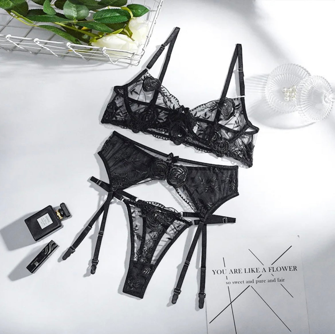 Schwarzes dreiteiliges Dessous-Set