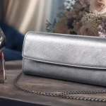 Pochette mariage argent sur table, élégante et pratique