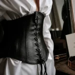 Corset cuir noir underbust : laçage et texture, comparaison