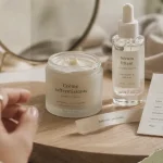 Crème raffermissante pour le visage : pot en verre et effet tenseur