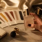Parfum haut de gamme pour femme : flacon luxe sur table en marbre