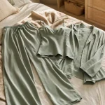 Pyjama femme 3 pieces : haut, pantalon et veste, textile doux
