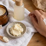 Crème corps hydratante sans film collant, application sur peau