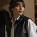 Gilet cuir sans manche femme noir sur chemise blanche