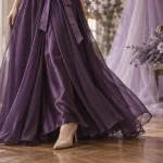 Robe mariage violette près du genou, mousseline et satin, ceinture